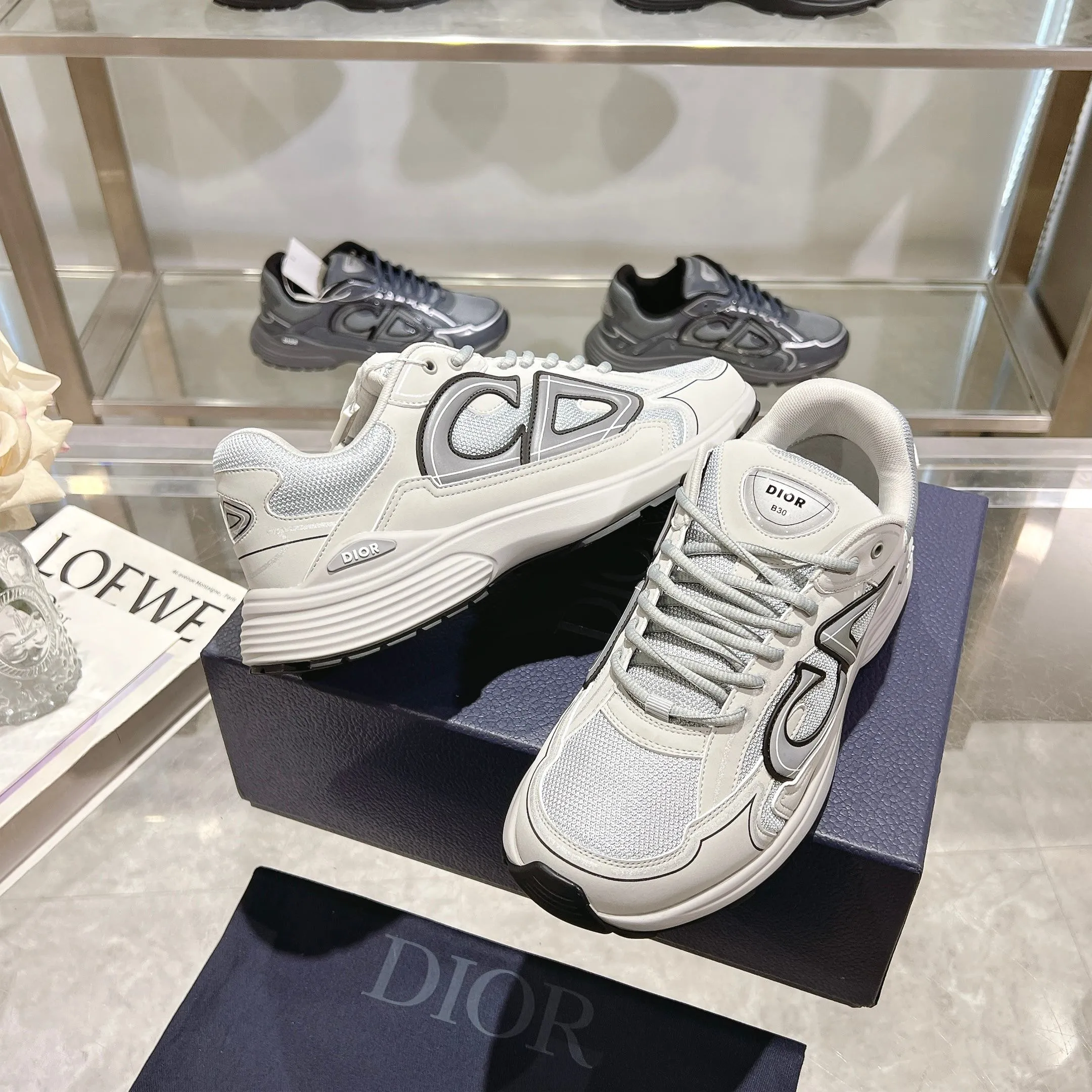 👟👟Ex-factory price 520👟👟 H612 high version B30 low-top sneakers are one of the flagship styles of this series. Crafted from mesh and technical fabrics, it's finished with a reflective 'CD30' graphic and 'DIOR B30' and 'CD30' logos on the heel and tongue. The extra-light, sculpted rubber sole adds style with signature accents, while internal stretch details create ideal comfort. Can be paired with a variety of casual looks to show a fashionable, modern and sporty style. ✅Size: 35-47 (45-46-47 customized, non-returnable and non-exchangeable) ✅Sole material: Original ultra-light IP sole ✅Packaging: Brand new counter packaging
